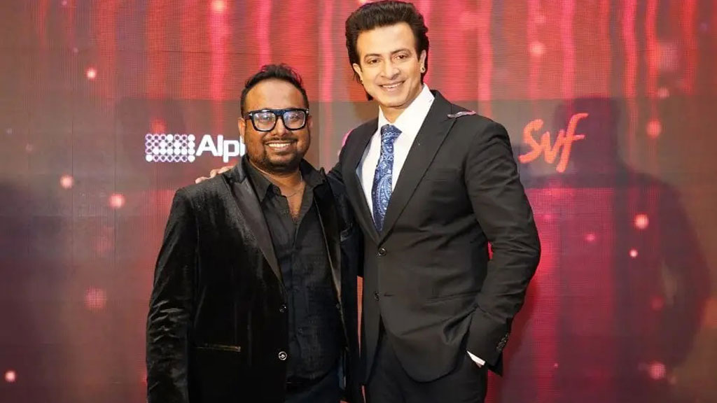 তাণ্ডব সিনেমার নির্মাতা রায়হান রাফীর সঙ্গে শাকিব খান। ছবি: সংগৃহীত