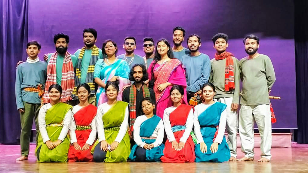 ‘স্বরূপ দেখা’ নাটকের অভিনয়শিল্পীরা; ছবি: আজকের পত্রিকা