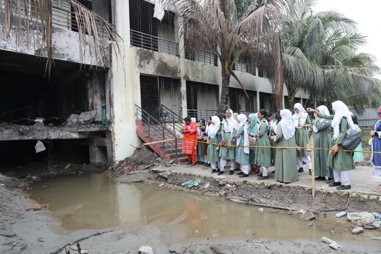 ১২ দিন পর আজ রোববার খুলেছে মাইলস্টোন স্কুল অ্যান্ড কলেজের দিয়াবাড়ি ক্যাম্পাস। সকালে ক্যাম্পাসে নিহতদের স্মরণে দোয়া মাহফিল করে শিক্ষার্থীরা। মোনাজাত শেষে ধ্বংসস্তূপ পরিদর্শন করে। আজ কোনো একাডেমিক কার্যক্রম হবে না। ছবি : মেহেদী হাসান
