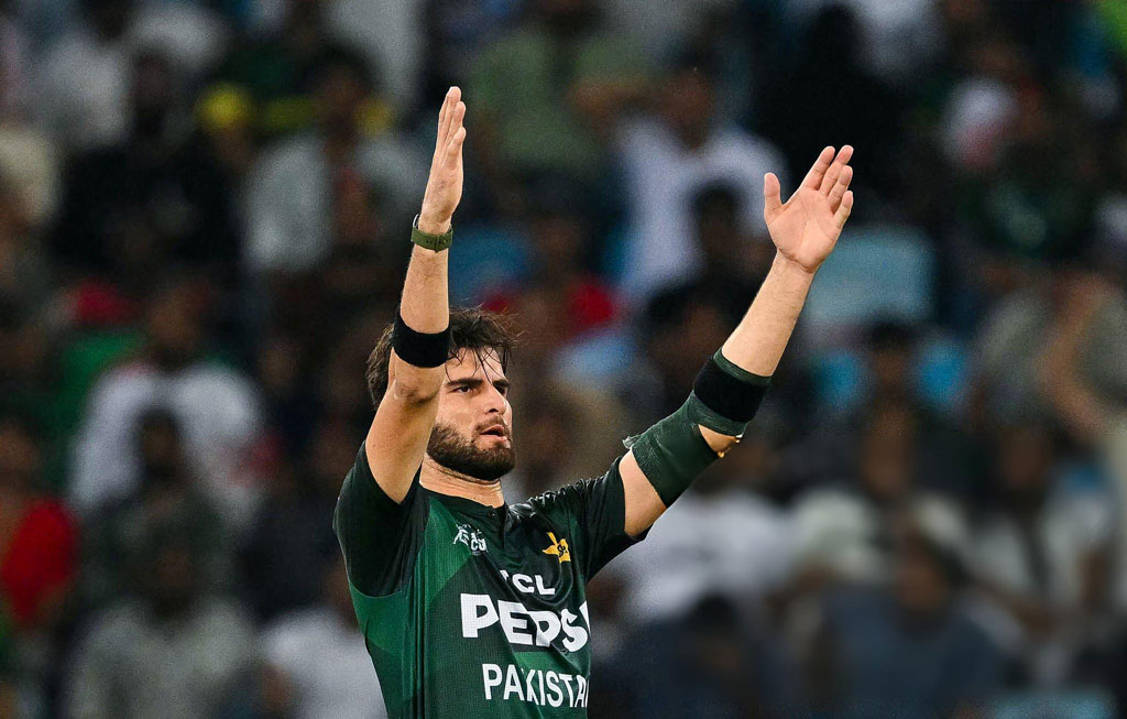 সাত নম্বরে নেমে শাহিন শাহ আফ্রিদি ১৩ বলে ২ ছক্কায় করেন ১৯ রান। বোলিংয়ে ৪ ওভারে ১৭ রানে ৩ উইকেট নিয়েছেন। পারভেজ হোসেন ইমন, তাওহীদ হৃদয়, শামীম হোসেন পাটোয়ারী—বাংলাদেশের এই তিন ব্যাটারকে ফিরিয়েছেন শাহিন।  অলরাউন্ড পারফরম্যান্সে ম্যাচসেরার পুরস্কার পেয়েছেন শাহিন। ছবি: এএফপি