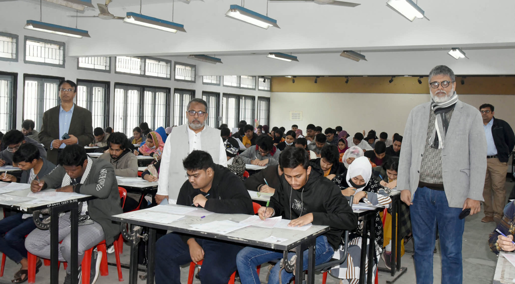 খুলনা বিশ্ববিদ্যালয় উপকেন্দ্রে জবির ‘এ’ ইউনিটের ভর্তি পরীক্ষা অনুষ্ঠিত