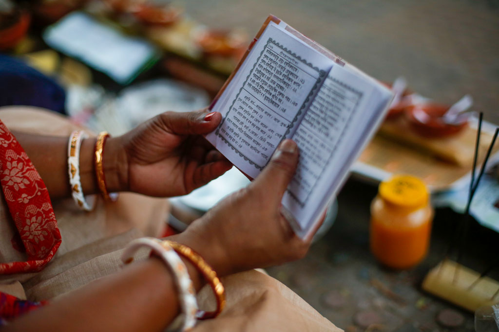 এর মাঝে চলে ধর্মগ্রন্থ পাঠ। ছবি: হাসান রাজা