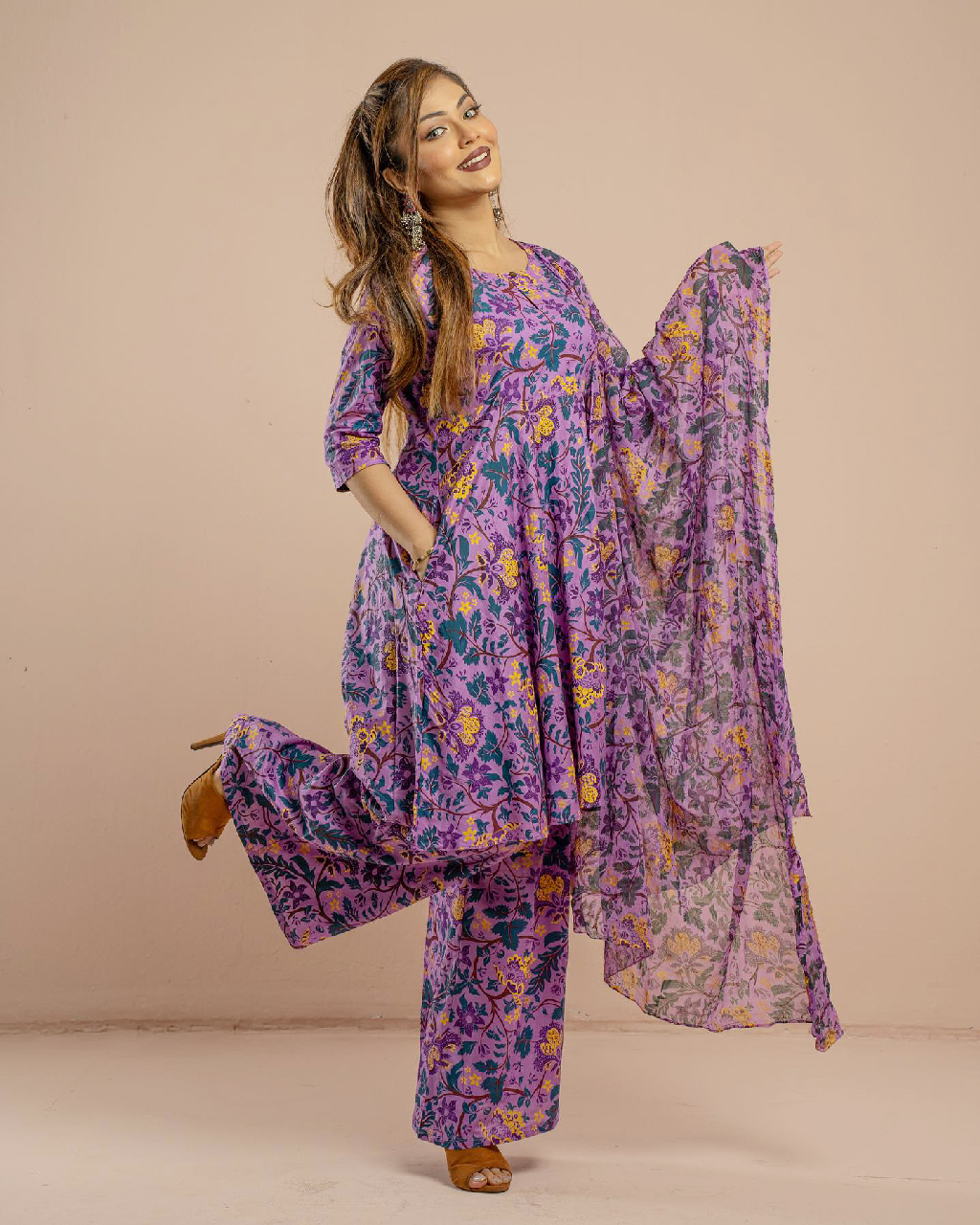 বর্ষবরণে যেসব শুভ রঙে নিজেকে সাজাতে পারেন