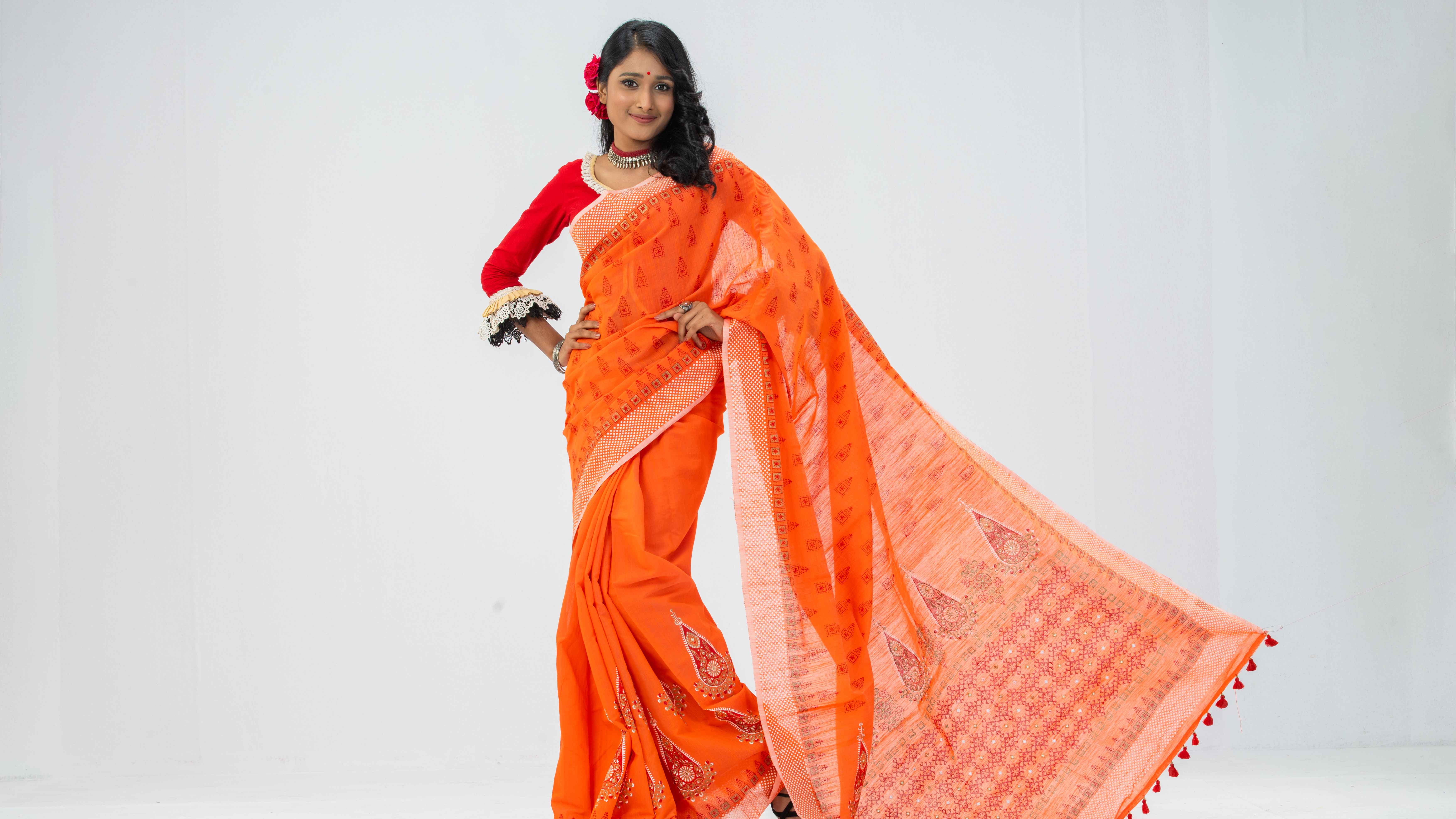 পূজায় শাড়ির সাজে কেমন ব্লাউজ পরবেন