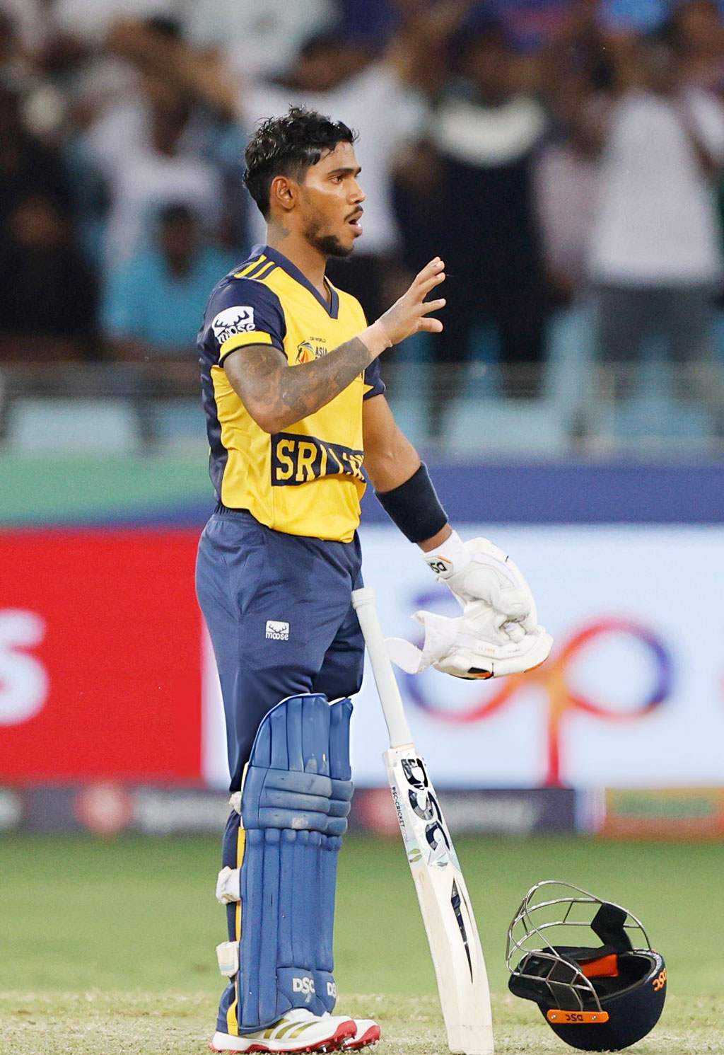 আন্তর্জাতিক টি-টোয়েন্টি ক্যারিয়ারের প্রথম সেঞ্চুরিতে নতুন রেকর্ড গড়েছেন পাতুম নিশাঙ্কা। ৫৮ বলে ৭ চার ও ৬ ছক্কায় করেন ১০৭ রান। লঙ্কানদের হয়ে আন্তর্জাতিক টি-টোয়েন্টিতে ব্যক্তিগত সর্বোচ্চ রানের ইনিংসের রেকর্ডটা নিজের করে নিয়েছেন। ভারতের বিপক্ষে সুপার ফোরে হারলেও ম্যাচসেরার পুরস্কার পেয়েছেন তিনি। ছবি: এএফপি