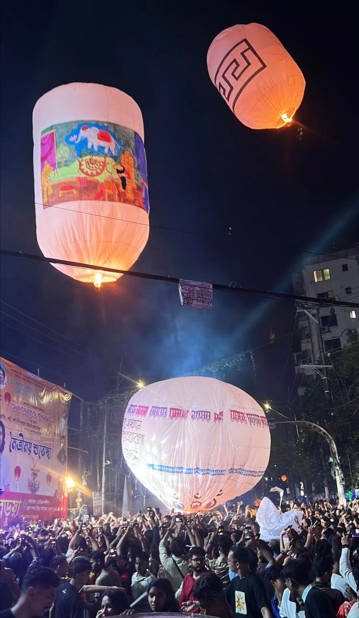 বৌদ্ধ মহাবিহারগুলোতে দিনভর বিভিন্ন ধর্মীয় আচারের পাশাপাশি সন্ধ্যায় ফানুস উৎসবে মেতেছে নানা বয়সের ও শ্রেণি-পেশার বৌদ্ধ ধর্মাবলম্বীরা।