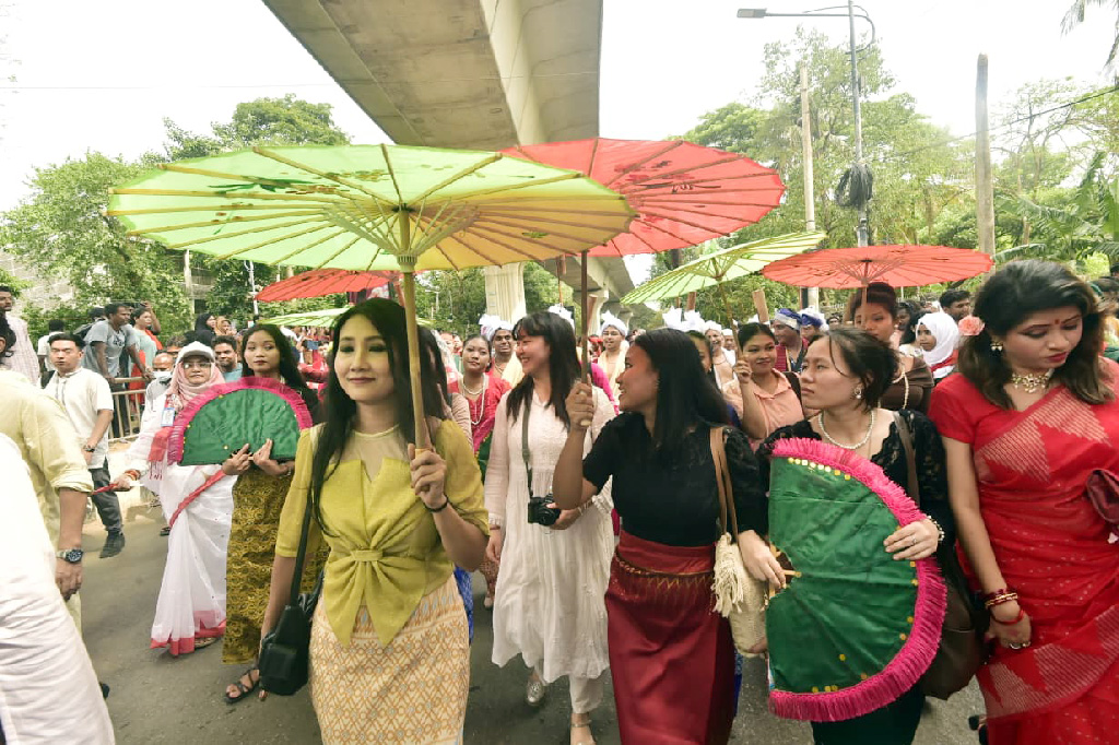 আবহমান বাংলার ঐতিহ্যকে সঙ্গী করে নতুন বছরকে বরণ করে নিল ঢাকা। চারুকলা থেকে বের হওয়া মঙ্গল শোভাযাত্রায় আজ দেখা মেলে লাল ঝুঁটির মোরগ, কাঠের হাতি ও টেপা পুতুলের মতো দেশীয় সব মোটিফ। ঐতিহ্যের এই মিলনমেলায় শুরু হলো নতুন পথচলা। ছবি: আজকের পত্রিকা
