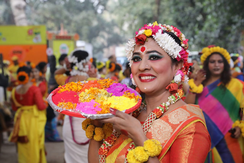 আজ পয়লা ফাল্গুন, বসন্তের প্রথম দিন। এ উপলক্ষে জাতীয় বসন্ত উৎসব উদযাপন পরিষদ বসন্ত উৎসব ১৪৩০-এর আয়োজন করে। ঢাকা বিশ্ববিদ্যালয়ের চারুকলা অনুষদ বকুলতলায়, ১৪ ফেব্রুয়ারি ২০২৪। ছবি: মেহেদী হাসান