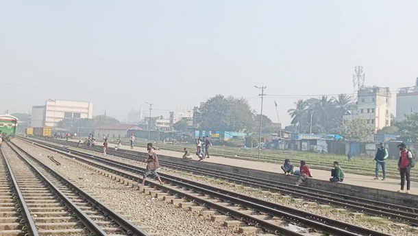 মোহনগঞ্জ এক্সপ্রেসে আগুন: প্রায় দুই ঘণ্টা পর স্বাভাবিক ট্রেন চলাচল 