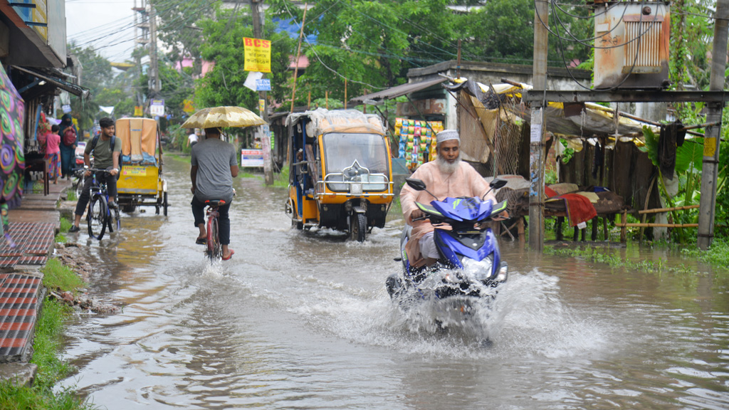 বৃষ্টিতে যশোর শহরে জলাবদ্ধতা