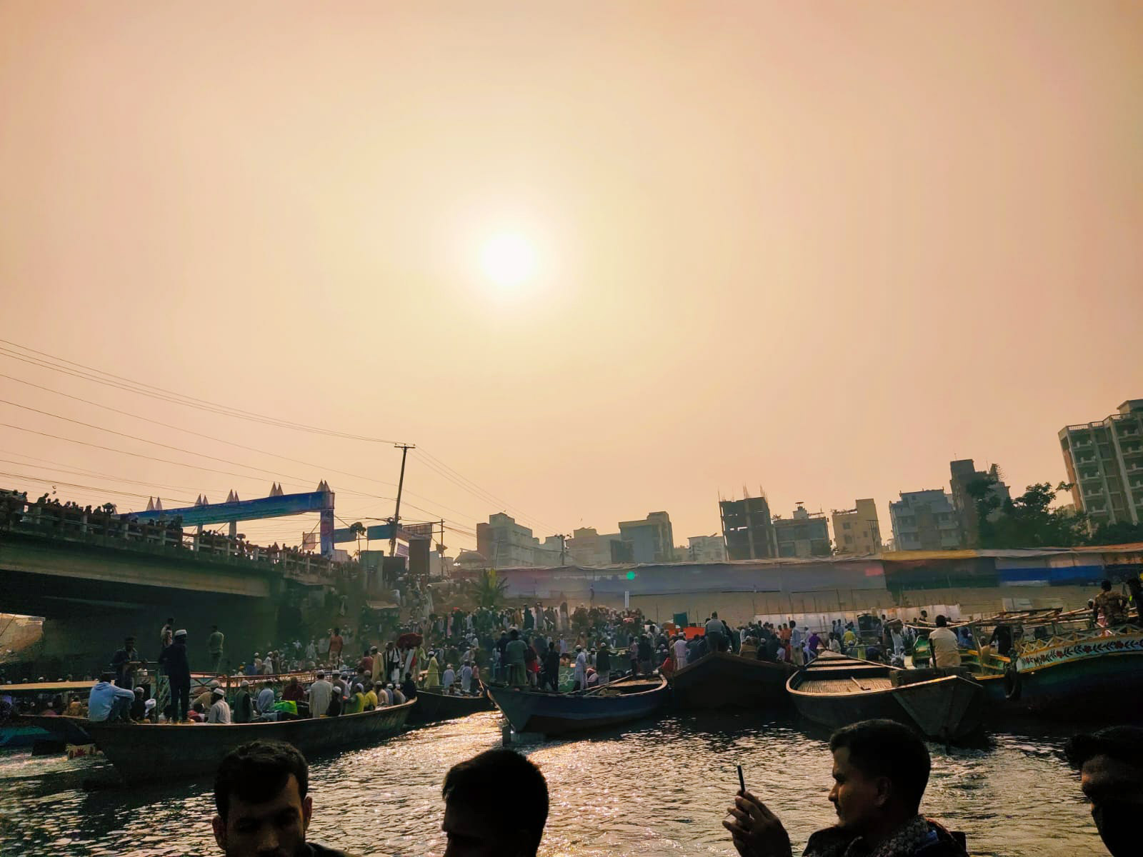 বিশ্ব ইজতেমার দ্বিতীয় পর্ব শেষে যানজট এড়াতে নদী পথে বাড়ি ফিরেছে অনেকে। আজ রোববার বিকেলে উত্তরার কামারপাড়া থেকে সদরঘাট পর্যন্ত কোনো যানজট ছাড়াই নৌকায় ফিরেছে তারা। কামারপাড়া, ঢাকা, ২২ জানুয়ারি ২০২৩। ছবি: সুমাইয়া বিনতে হুসাইন