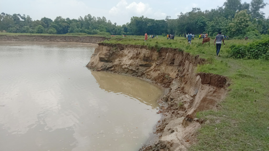 বালু সন্ত্রাসীরা বেপরোয়া, জমি-ভিটা যাচ্ছে নদীতে