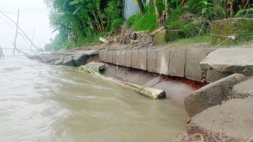 যমুনা নদীর বাম তীরে ধস, হুমকির মুখে মহাসড়ক