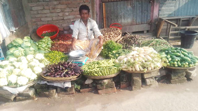 মিলছে না আয়-ব্যয়ের হিসাব