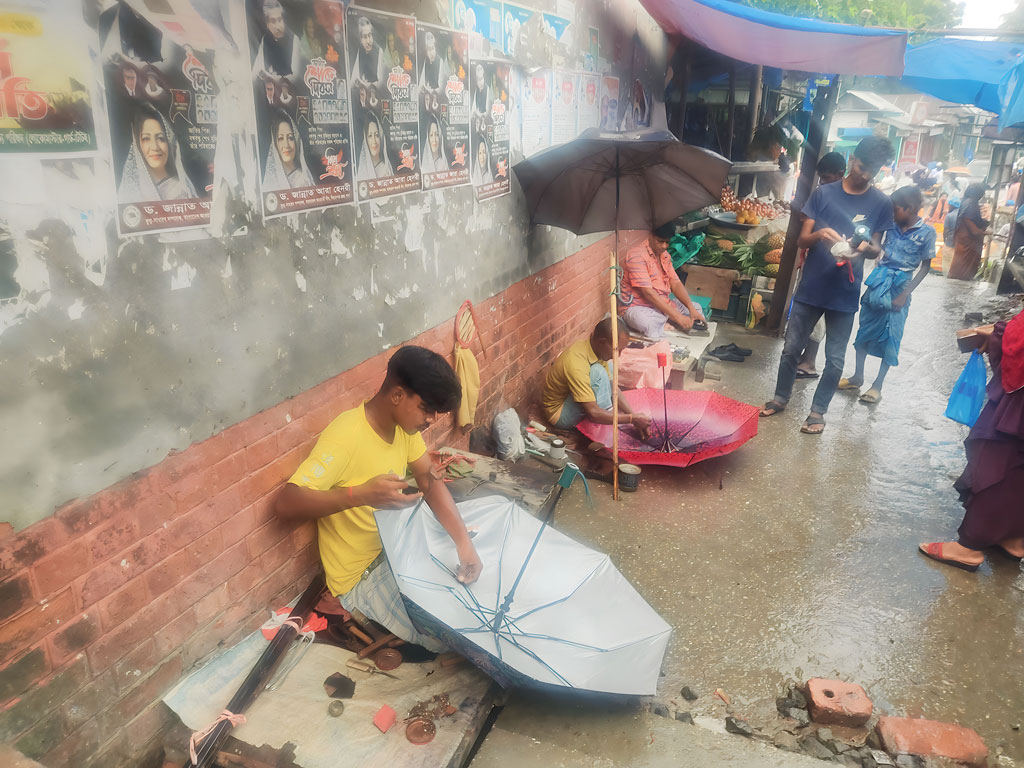 গত কয়েক দিন ধরেই বৃষ্টি হচ্ছে। কখনো ভারী, কখনো আবার গুঁড়ি গুঁড়ি। এতে বেড়ে গেছে ছাতার চাহিদা। অনেকেই ত্রুটিপূর্ণ ছাতা মেরামত করিয়ে নিচ্ছেন। ফলে ব্যস্ত সময় পার করছেন কারিগরেরা। কামারখন্দ উপজেলার জামতৈল রেলওয়ে স্টেশন, সিরাজগঞ্জ, ১৪ আগস্ট। ছবি: আব্দুল্লাহ আল মারুফ
