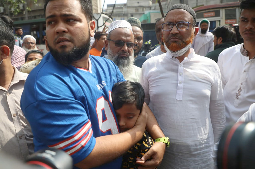 ভবনের সামনে অঝোরে কাঁদছিল শিশুটি, বিকেলে উদ্ধার হলো বাবার মরদেহ