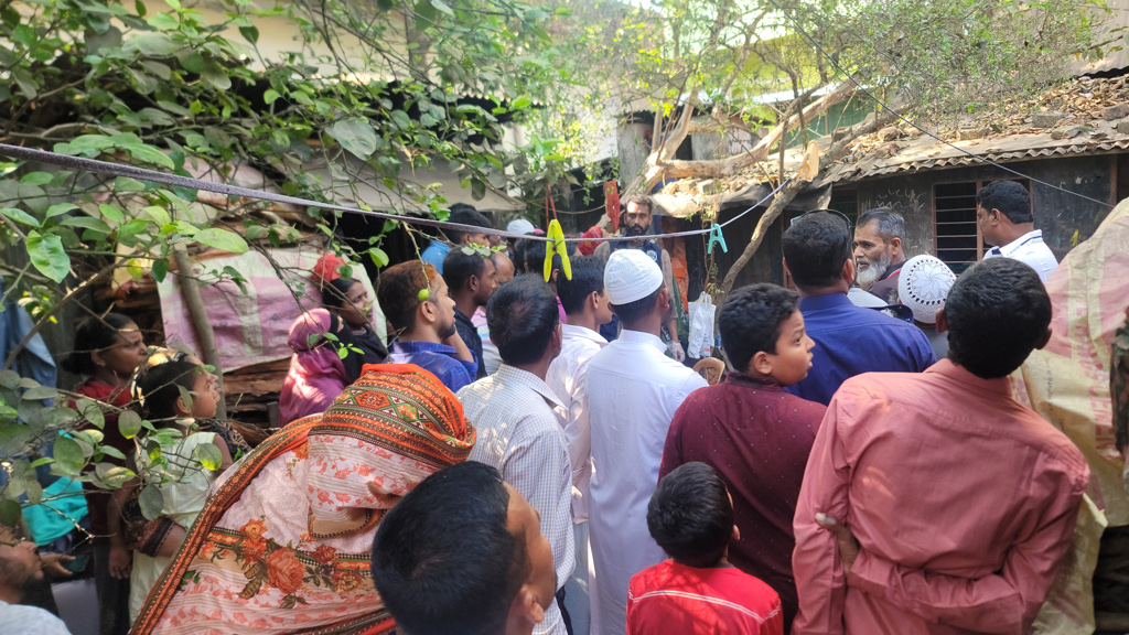 উঠানে নারীর লাশ, ছাদ থেকে পড়ে মৃত্যুর ধারণা পুলিশের 