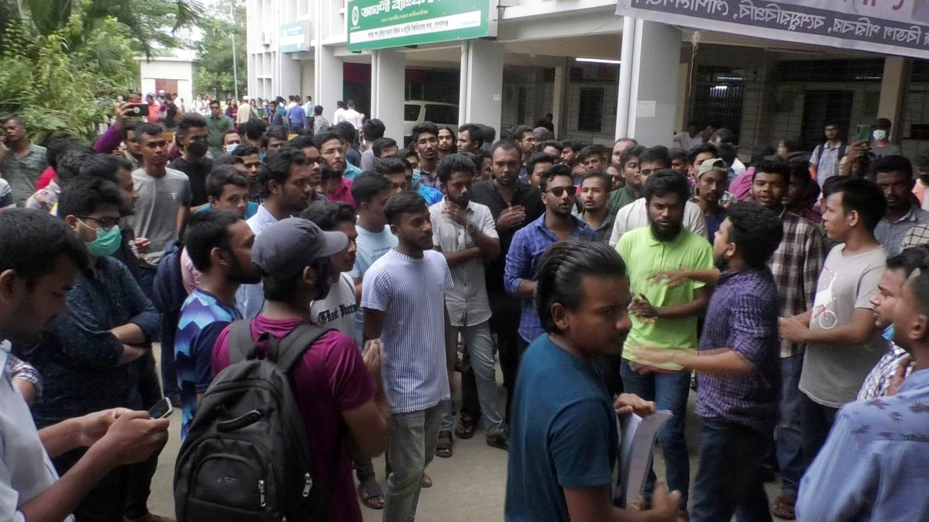 প্রশাসনিক ও একাডেমিক ভবনে শিক্ষার্থীদের তালা