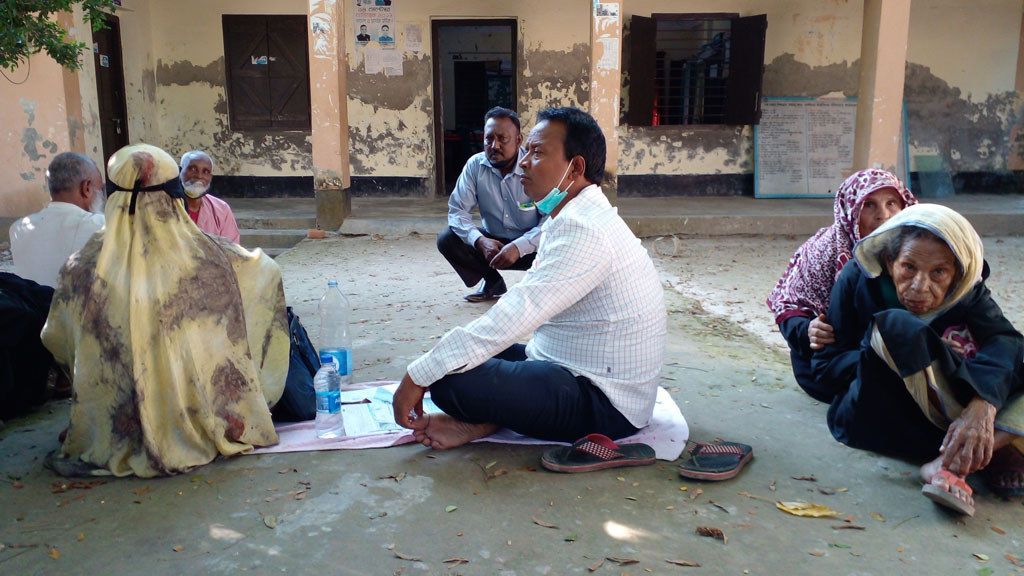 ভাতাবঞ্চিত দরিদ্রদের নিয়ে অনশনে কাউন্সিলর