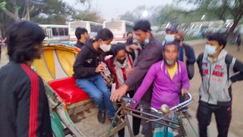 শাবিপ্রবিতে ছাত্রীদের আন্দোলনে পুলিশের লাঠিচার্জ, টিয়ারশেল