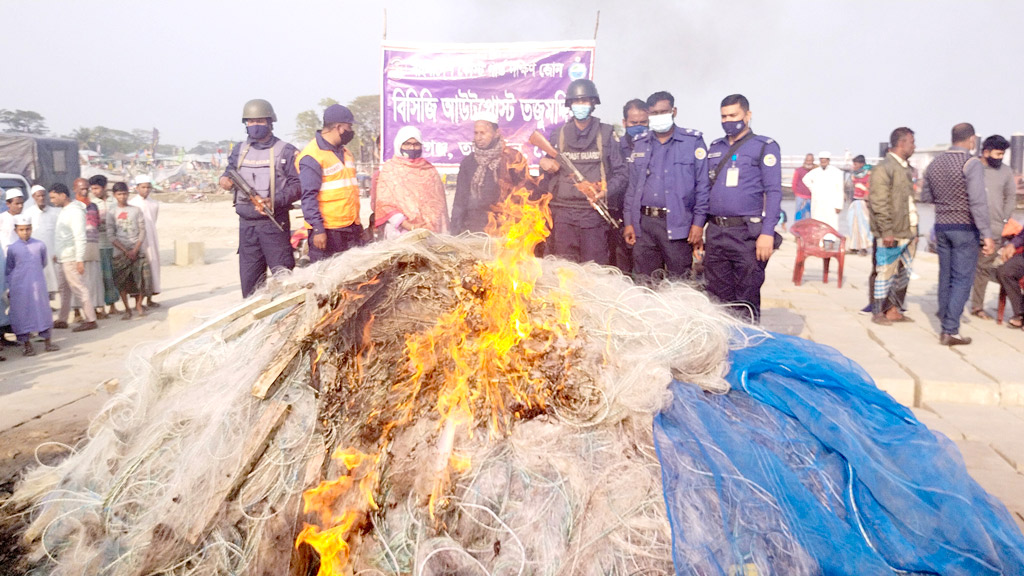 তজুমদ্দিনে ২১ দিনে ৩ লাখ মিটার নিষিদ্ধ জাল জব্দ