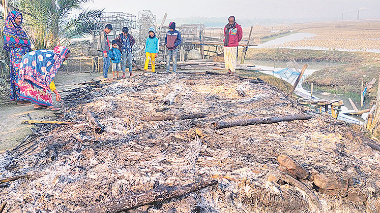 কপোতাক্ষ নদের চরে চিংড়িঘেরের ঘরে আগুন