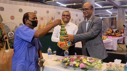 মহিলা সমিতি প্রাঙ্গণে চলছে কারুশিল্প মেলা ২৬টি স্টলে কারুপণ্য