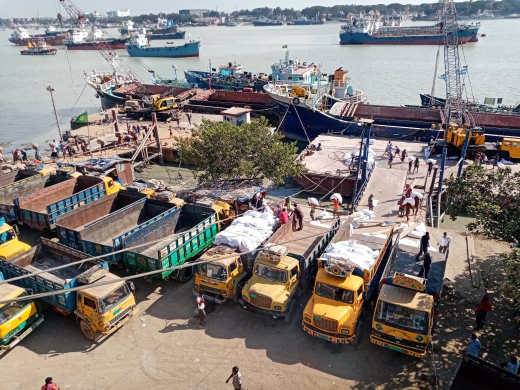 নৌযান শ্রমিকদের ধর্মঘট প্রত্যাহারের পর পণ্য খালাসে ব্যস্ত সময় পার করছেন ঘাট ইজারাদারেরা। মাঝিরঘাট, চট্টগ্রাম, ২৯ নভেম্বর, ২০২২। ছবি: হেলাল সিকদার