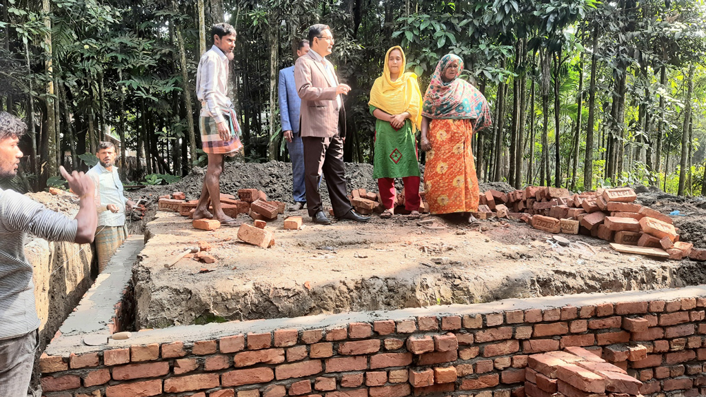 পাকা বাড়ি  পাচ্ছেন মকবুল