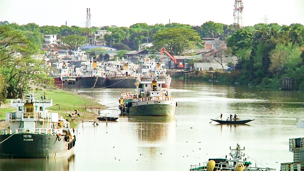 নওয়াপাড়া নদীবন্দর: ভাটা মানেই জাহাজের বিপদ