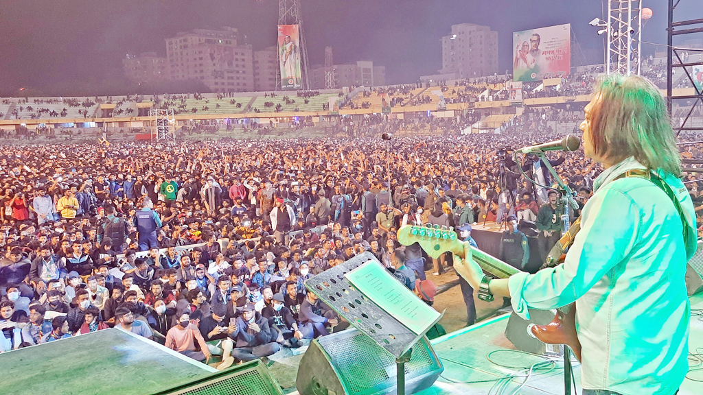 কনসার্টে তারুণ্যের উচ্ছ্বাস