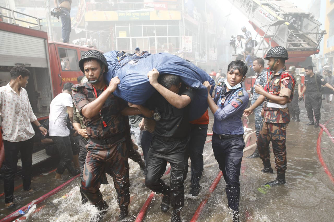 র‍্যাব, বিজিবি ও স্কাউট সদস্যরা যৌথ উদ্যোগে ব্যবসায়ীদের মালামাল নিরাপদ স্থানে সরিয়ে নিচ্ছেন