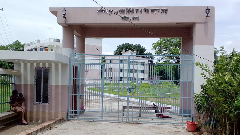 সাঁথিয়ায় চালু হয়নি মা ও শিশু কেন্দ্র, নষ্ট হচ্ছে মূল্যবান আসবাবপত্র 