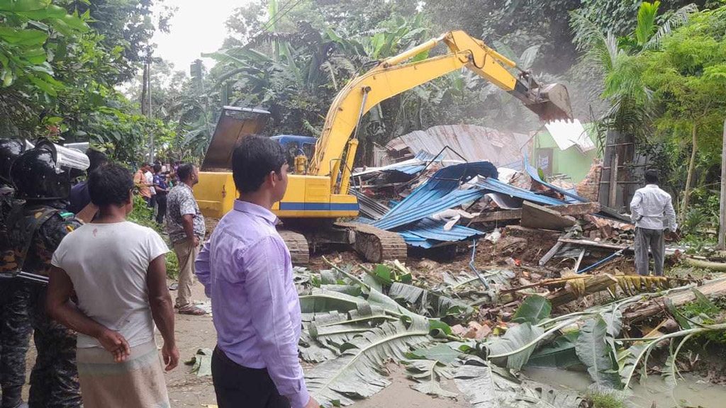 সীতাকুণ্ডে উচ্ছেদ অভিযানে গিয়ে হামলার শিকার, ইউএনও-ওসি আহত