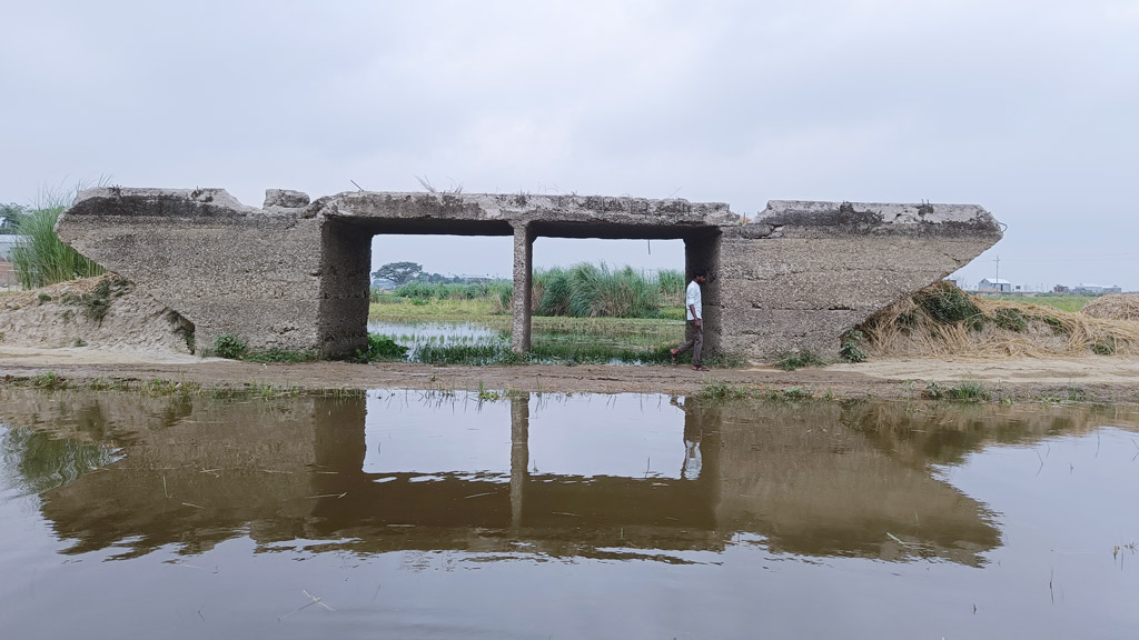 নিঃসঙ্গ দাঁড়িয়ে ২৭ বছর পড়েনি পা, ওঠেনি যান