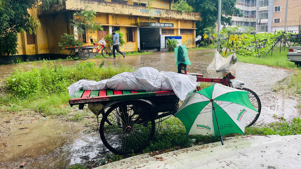 বৃষ্টিতে মাটির নিচ থেকে বেরিয়ে এল হাত, মাটি খুঁড়ে মিলল পুরো মরদেহ