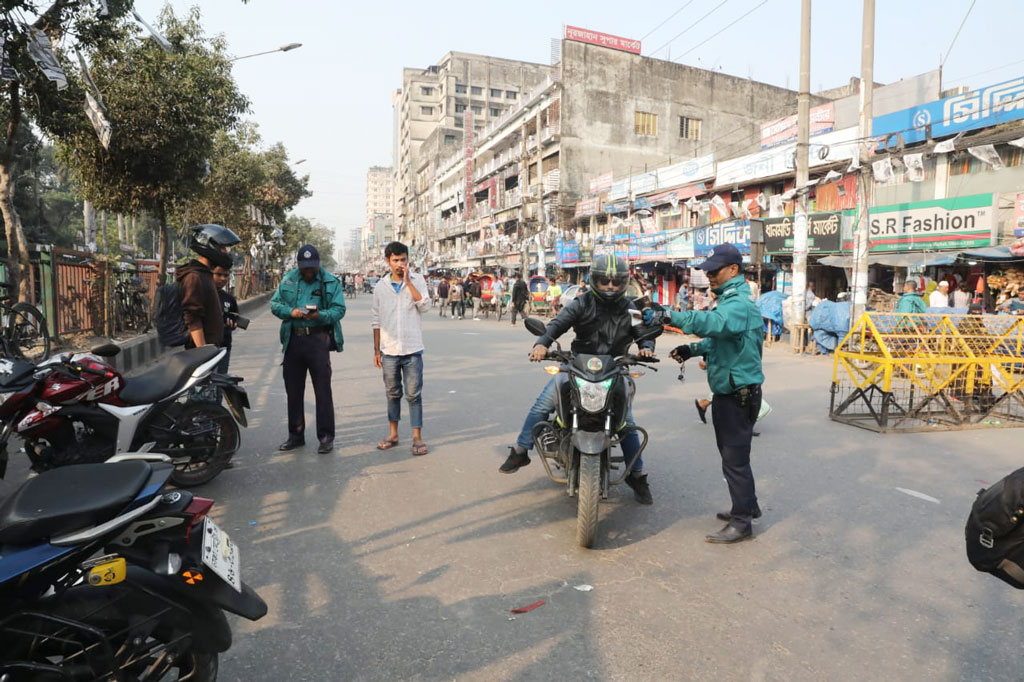 দ্বাদশ জাতীয় সংসদ নির্বাচনকে সামনে রেখে ৫ জানুয়ারি মধ্যরাত থেকে ৭২ ঘণ্টার জন্য মোটরসাইকেল চলাচলে নিষেধাজ্ঞা রয়েছে। নিষেধাজ্ঞা অমান্য করে অনেকেই মোটরসাইকেল নিয়ে বের হয়েছিলেন আজ। নিষেধাজ্ঞা অমান্য করায় তাদের মামলা দিয়েছে ঢাকা মেট্রোপলিটন পুলিশ। ৬ জানুয়ারি, ২০২৪, নিউ মার্কেট, ঢাকা। ছবি: মেহেদী হাসান