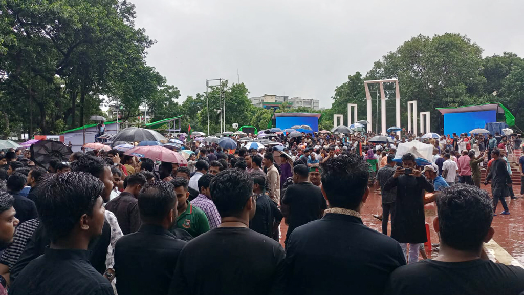 কাউকে সাঁজোয়া যান থেকে ফেলার দৃশ্য যেন দেখতে না হয়: ইয়ামিনের বাবা