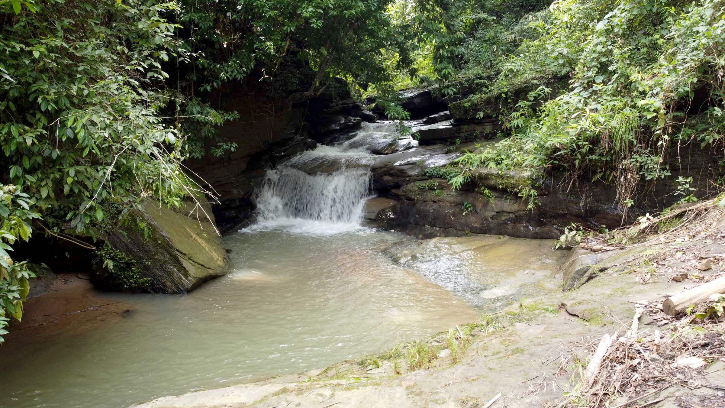 পর্যটকদের মুগ্ধ করবে লক্ষণ্যা ঝরনা