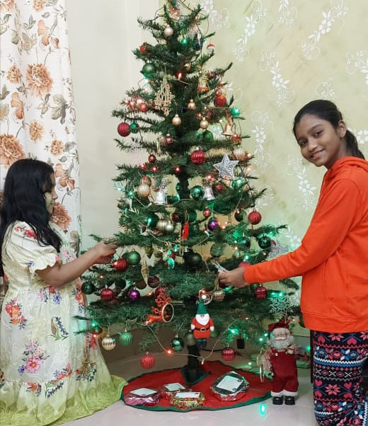 বড়দিন উপলক্ষে খ্রিষ্টধর্মাবলম্বীদের ঘরে ঘরে সাজিয়েছেন ক্রিসমাস ট্রি। চট্টগ্রাম সদর, চট্টগ্রাম। ছবি: হেলাল সিকদারউপলক্ষে খ্রিষ্টধর্মাবলম্বীদের ঘরে ঘরে সাজিয়েছেন ক্রিসমাস ট্রি। চট্টগ্রাম সদর, চট্টগ্রাম। ছবি: হেলাল সিকদার