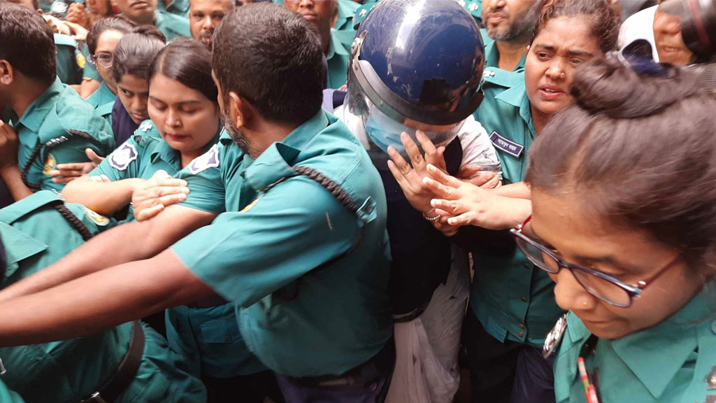 আদালত চত্বরে দীপু মনি ও আরিফ খানকে ঘুষি