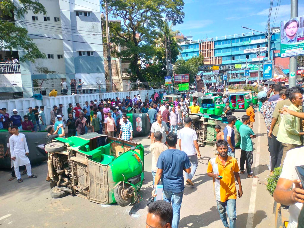 সিলেটে ব্যবসায়ী ও অটোচালকদের সংঘর্ষে গাড়ি-দোকান ভাঙচুর, আহত ২০