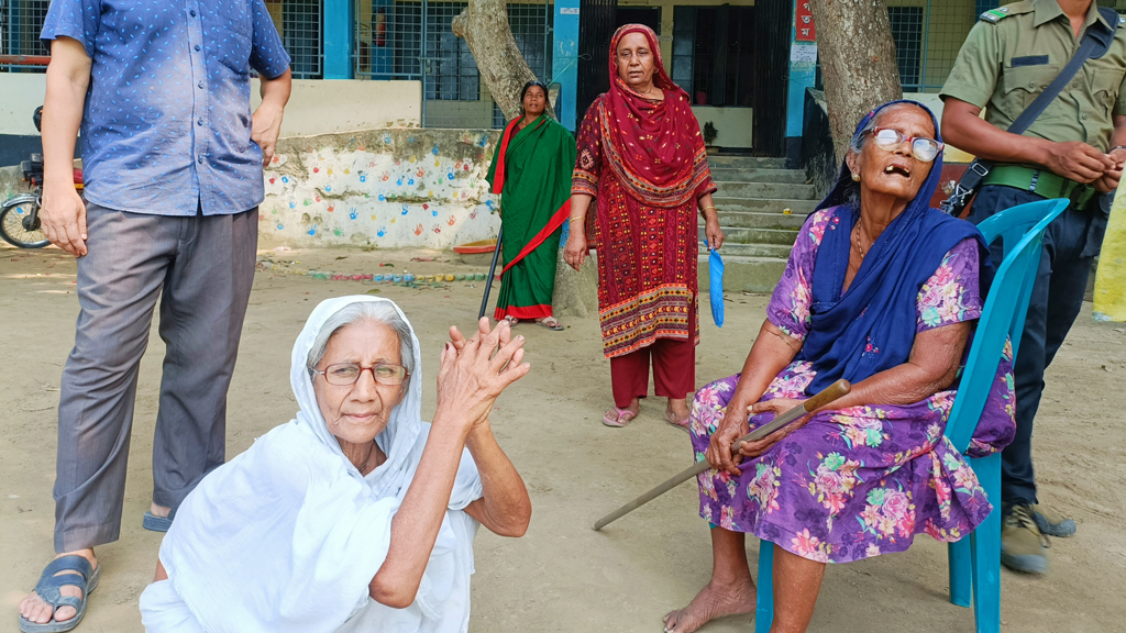 ‘জীবনভর ব্যালটে সিল দিছি, প্রথম মেশিনে ভোট দিলাম’