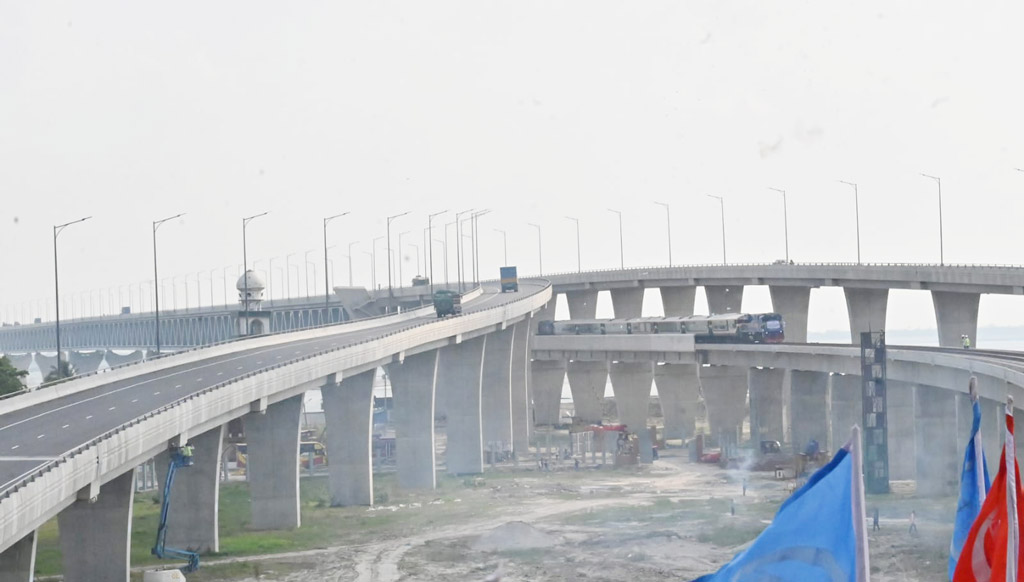 ট্রেন পদ্মা সেতুতে ওঠে ২টা ৪৮ মিনিটে। পার হয় ৩টা ৫ মিনিটে।