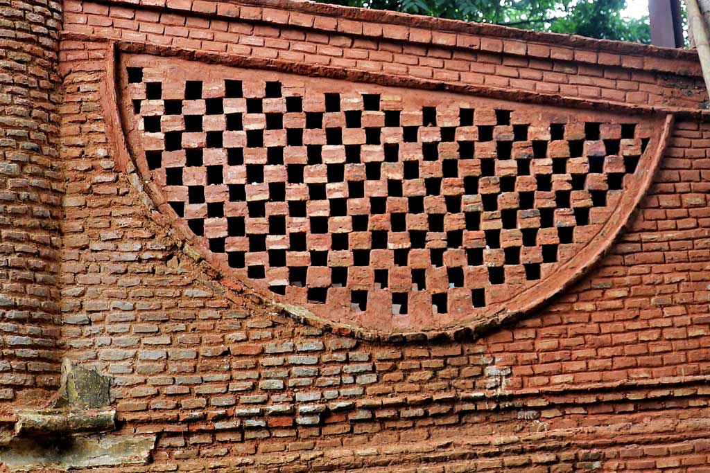 গত বছরের মাঝামাঝিতে সংস্কার কাজ চলাকালের ঢাকা গেটের চিত্র।
