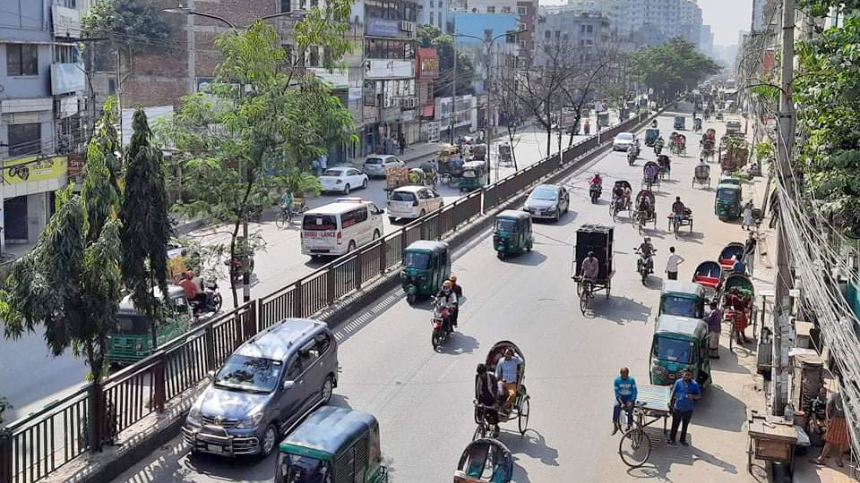 ‘রাস্তায় বাস নেই, এ কথা তো অফিস বুঝবে না’ 