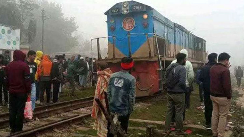 গাজীপুরে লাইনচ্যুত তুরাগ ট্রেনের ইঞ্জিন উদ্ধার