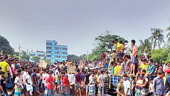 পাওয়ারলুম শ্রমিকদের সড়ক অবরোধ, মজুরি বৃদ্ধির দাবি