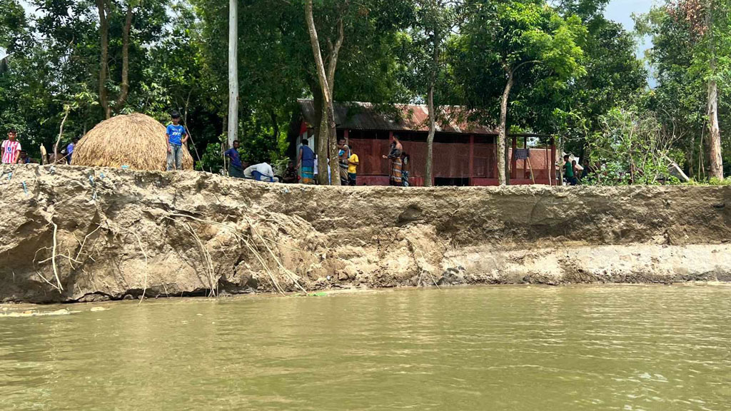 রায়পুরায় গ্রাম প্রতিরক্ষা বাঁধে ভাঙন, আতঙ্কে কয়েক শ পরিবার