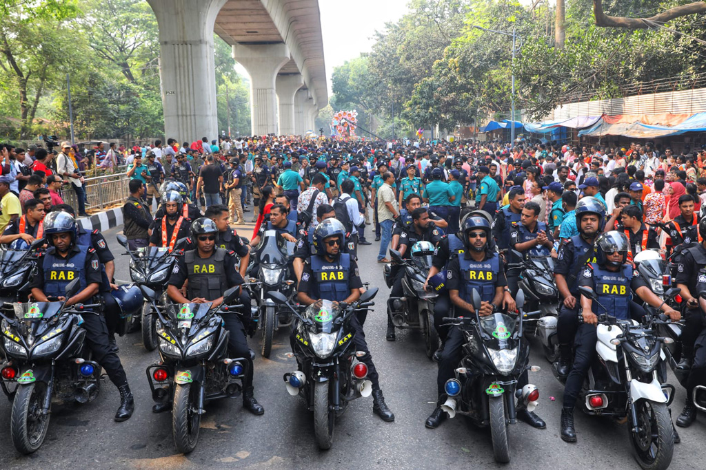 বাংলা নববর্ষ ১৪৩১ উদ্‌যাপন উপলক্ষে মঙ্গল শোভাযাত্রাকে ঘিরে আইনশৃঙ্খলা বাহিনীর কঠোর নিরাপত্তা। ছবি মেহেদী হাসান